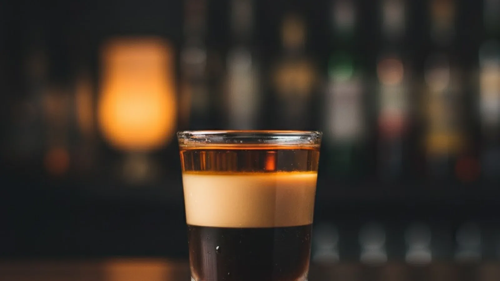 B-52 con tres capas de licor de café, crema irlandesa y naranja