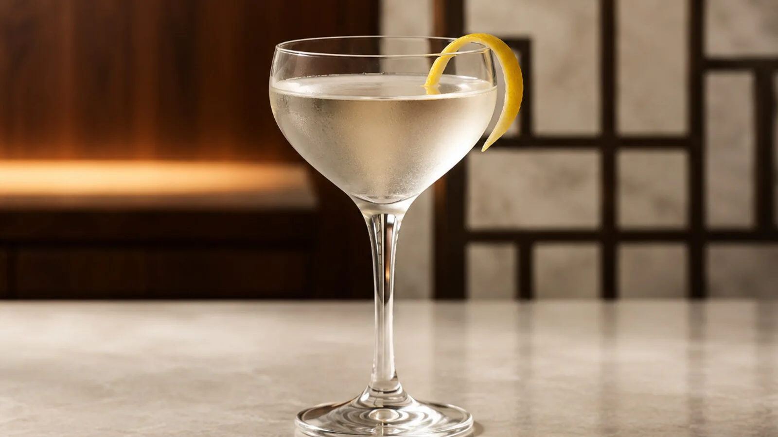Baijiu Martini transparente y frío con una fina piel de limón
