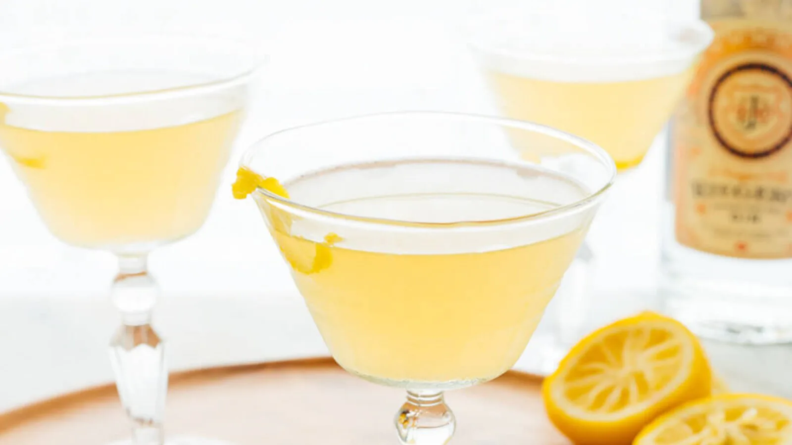 Bee's Knees de ginebra, miel, limón y naranja en copa fría