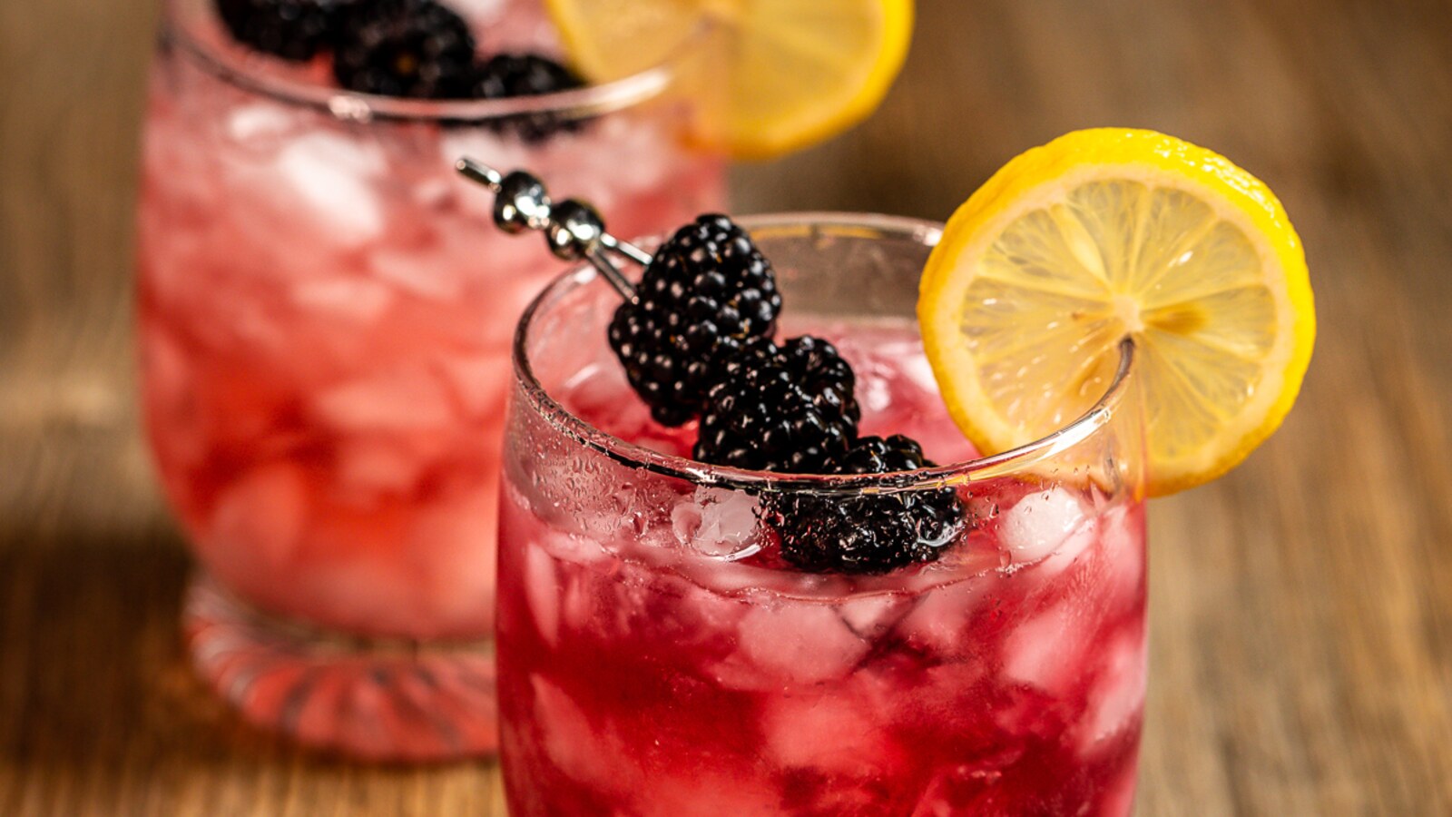 Bramble de ginebra y mora servido sobre hielo picado