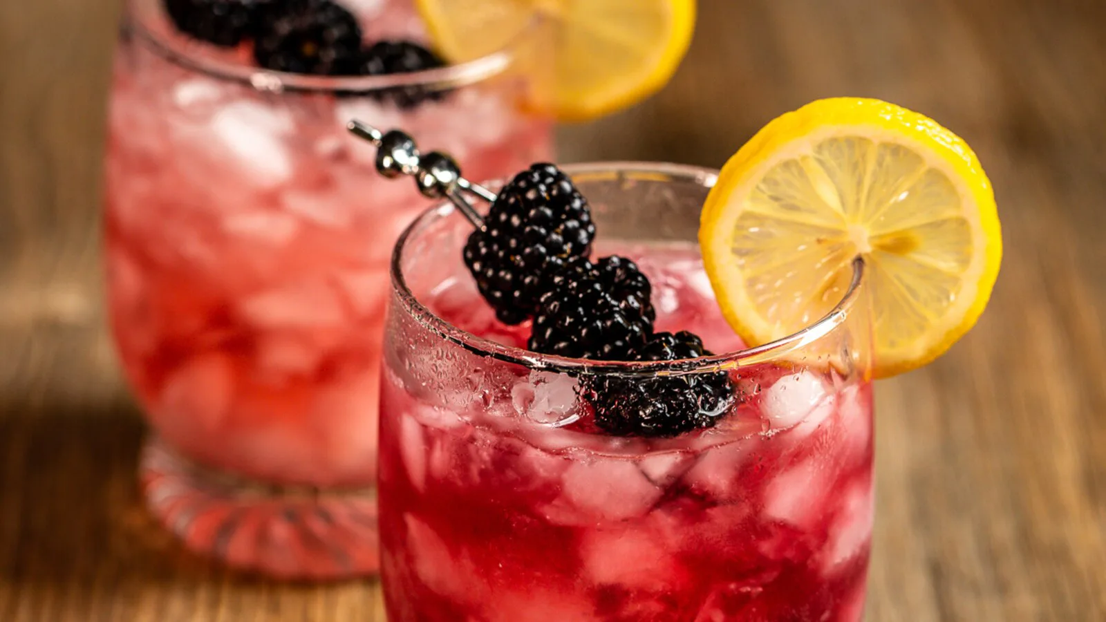 Bramble de ginebra y mora servido sobre hielo picado