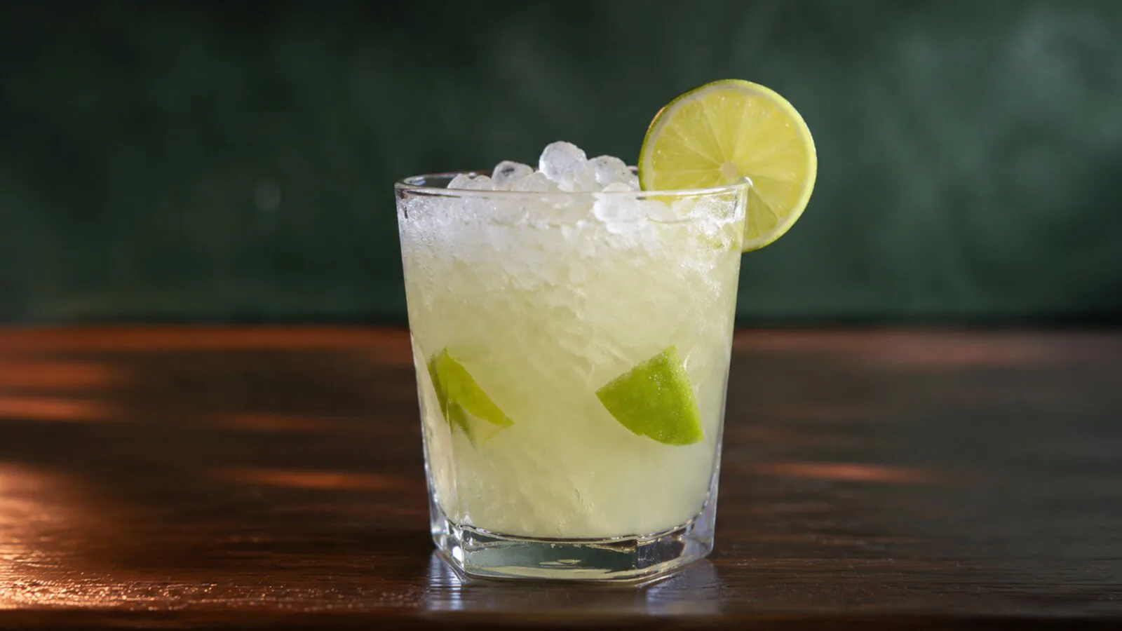 Caipiríssima clara con ron blanco, lima y hielo picado