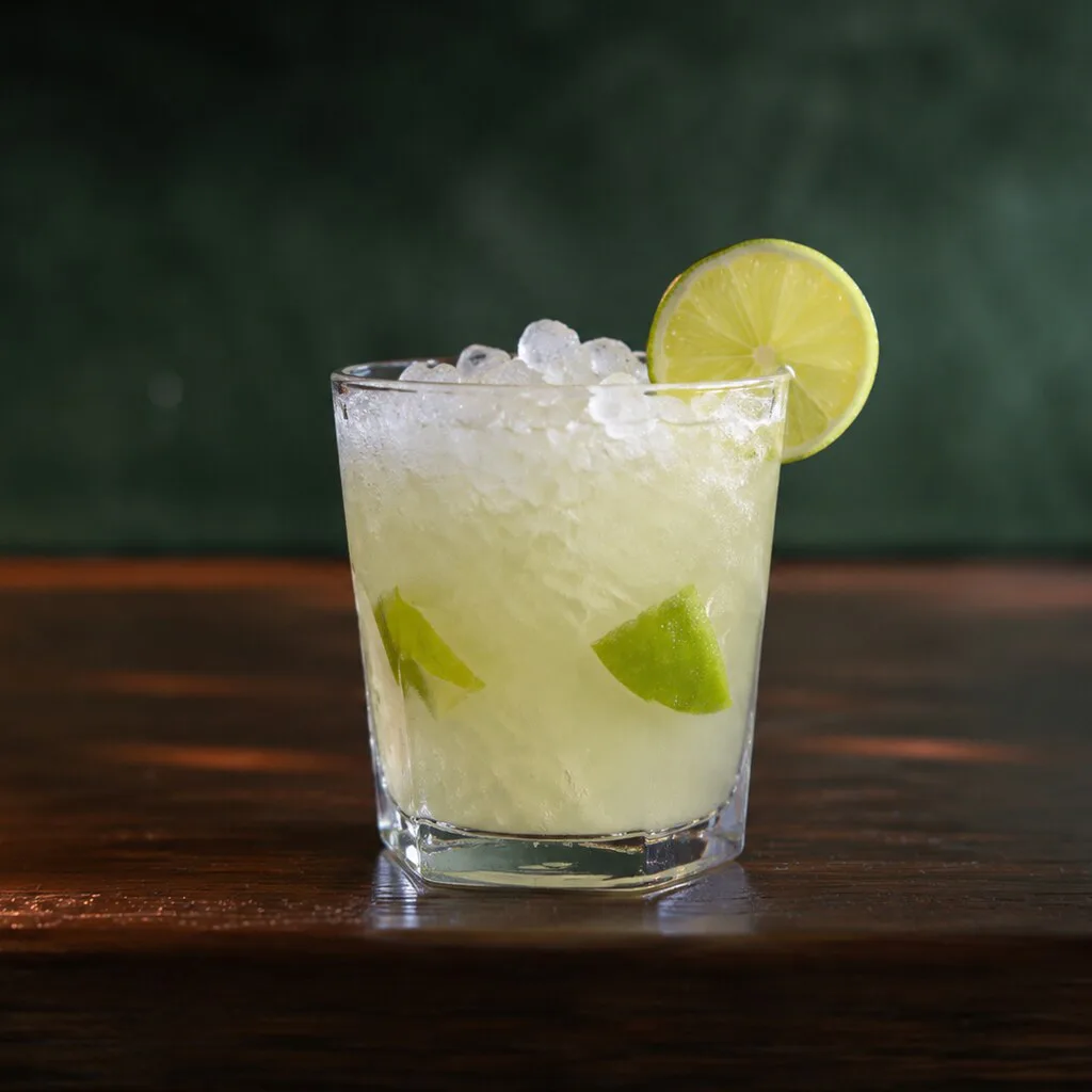 Caipiríssima terminada con ron blanco, lima y hielo picado