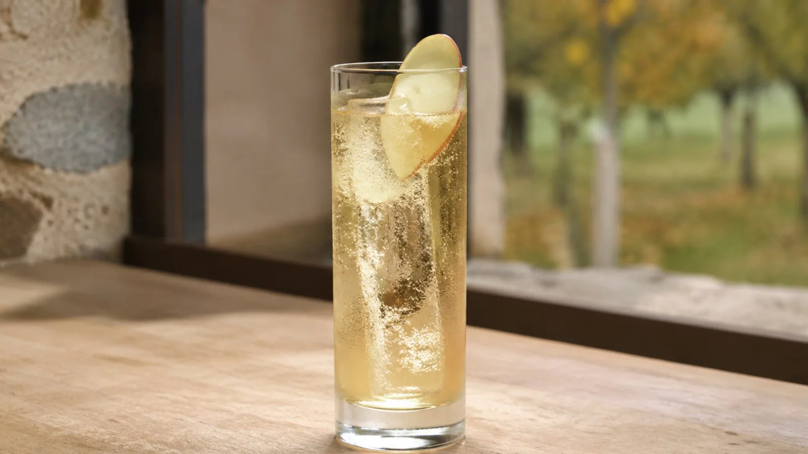 Calva-Cidre dorado con Calvados, sidra brut, hielo y manzana
