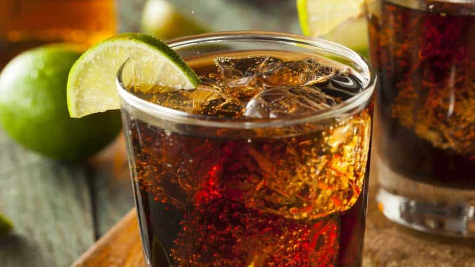 Cuba Libre de ron blanco, cola, lima y hielo servido en vaso alto