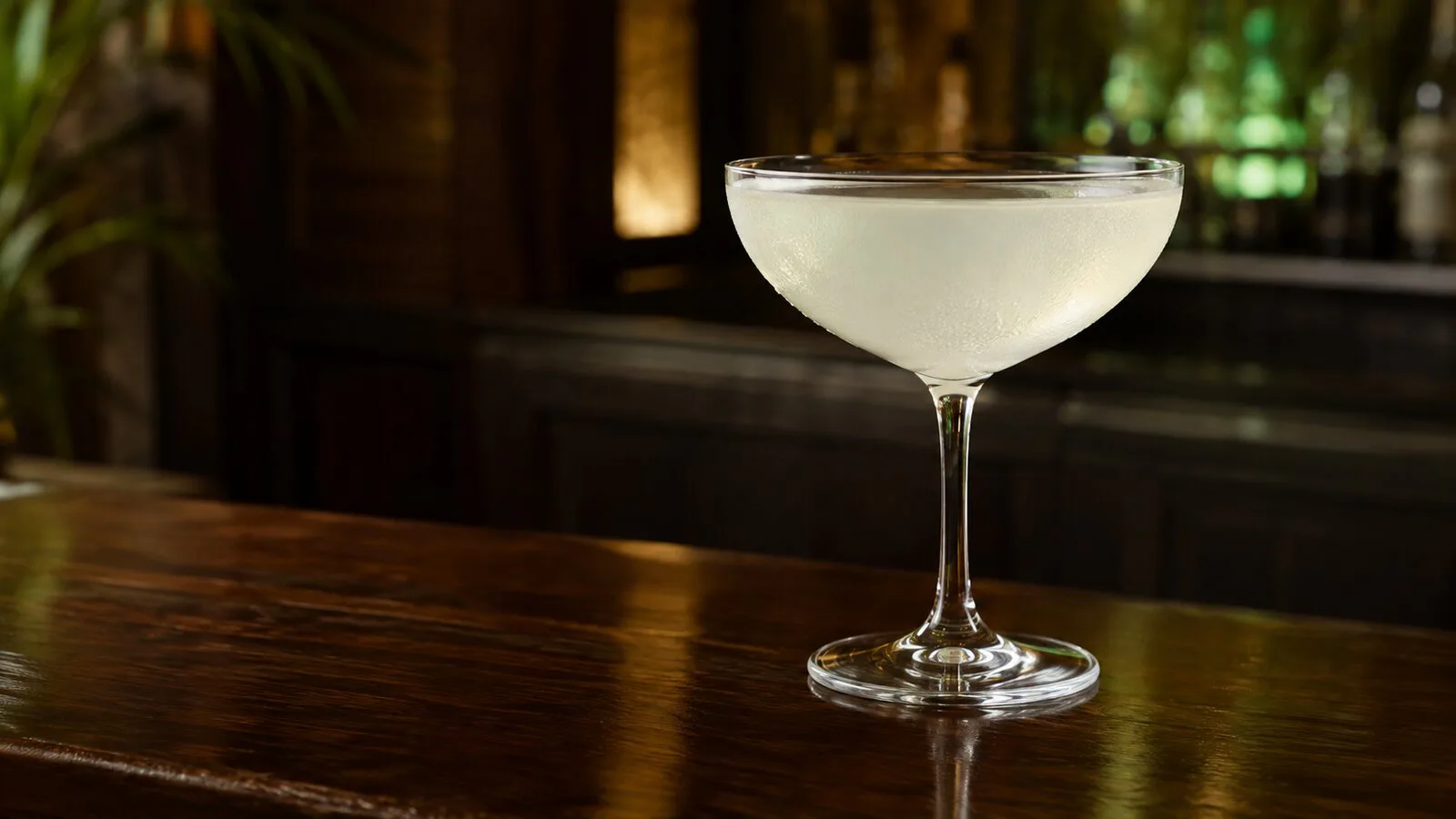 Daiquiri clásico de ron blanco y lima servido en una copa de cóctel fría