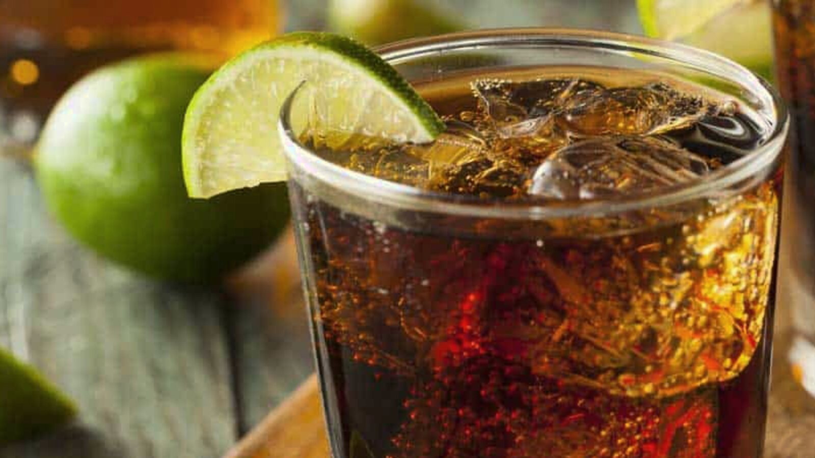 Dark n Stormy de ron oscuro y ginger beer servido en vaso alto con hielo y lima