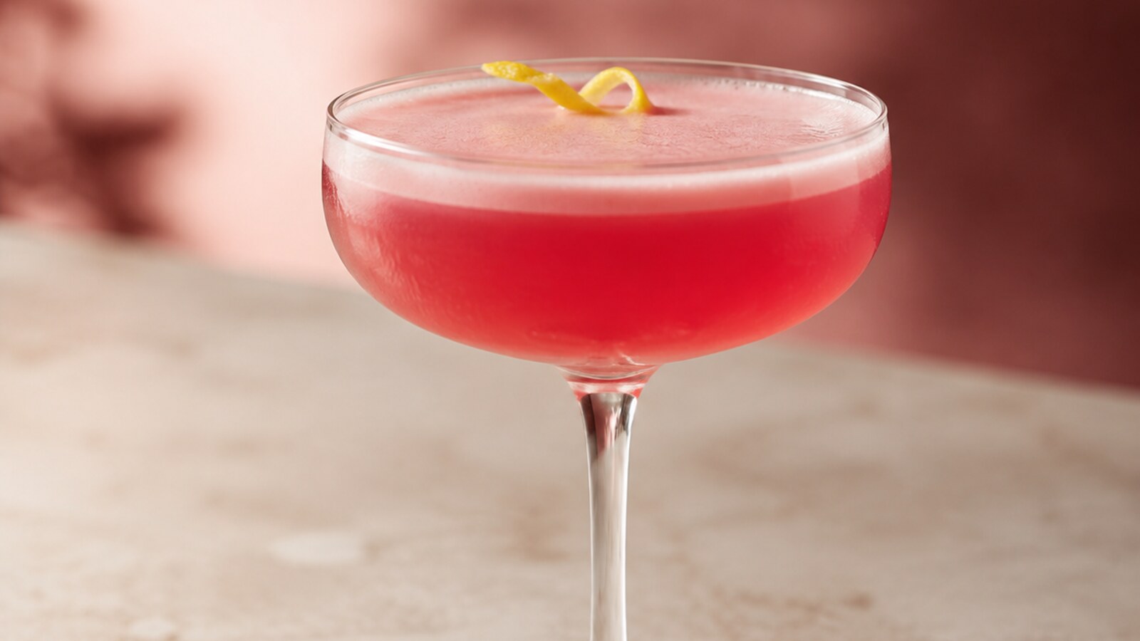 French Martini rosado de vodka, frambuesa y piña con espuma fina