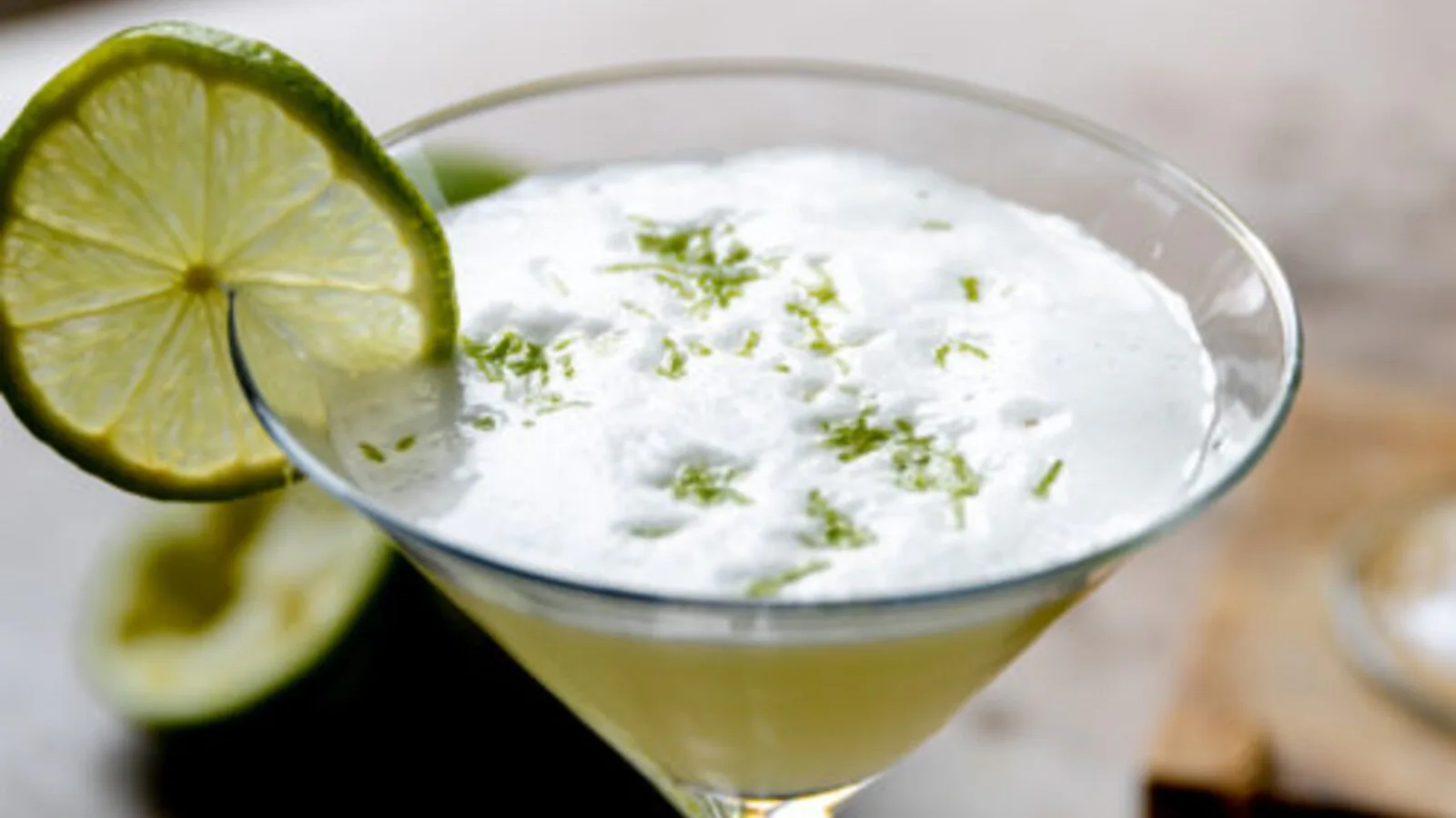 Gimlet de ginebra y lima servido muy frío