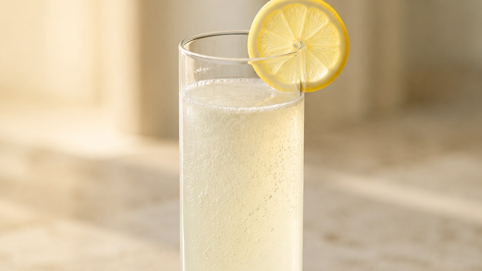 Gin Fizz claro de ginebra y limón terminado con soda en vaso alto