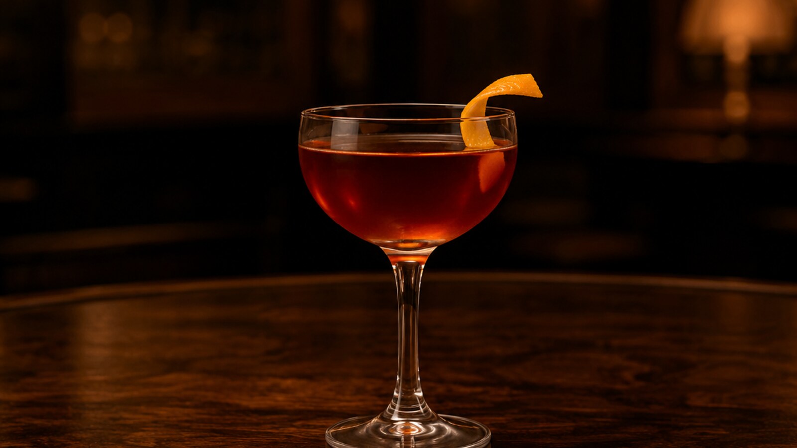 Hanky Panky de ginebra, vermut rojo y Fernet con piel de naranja