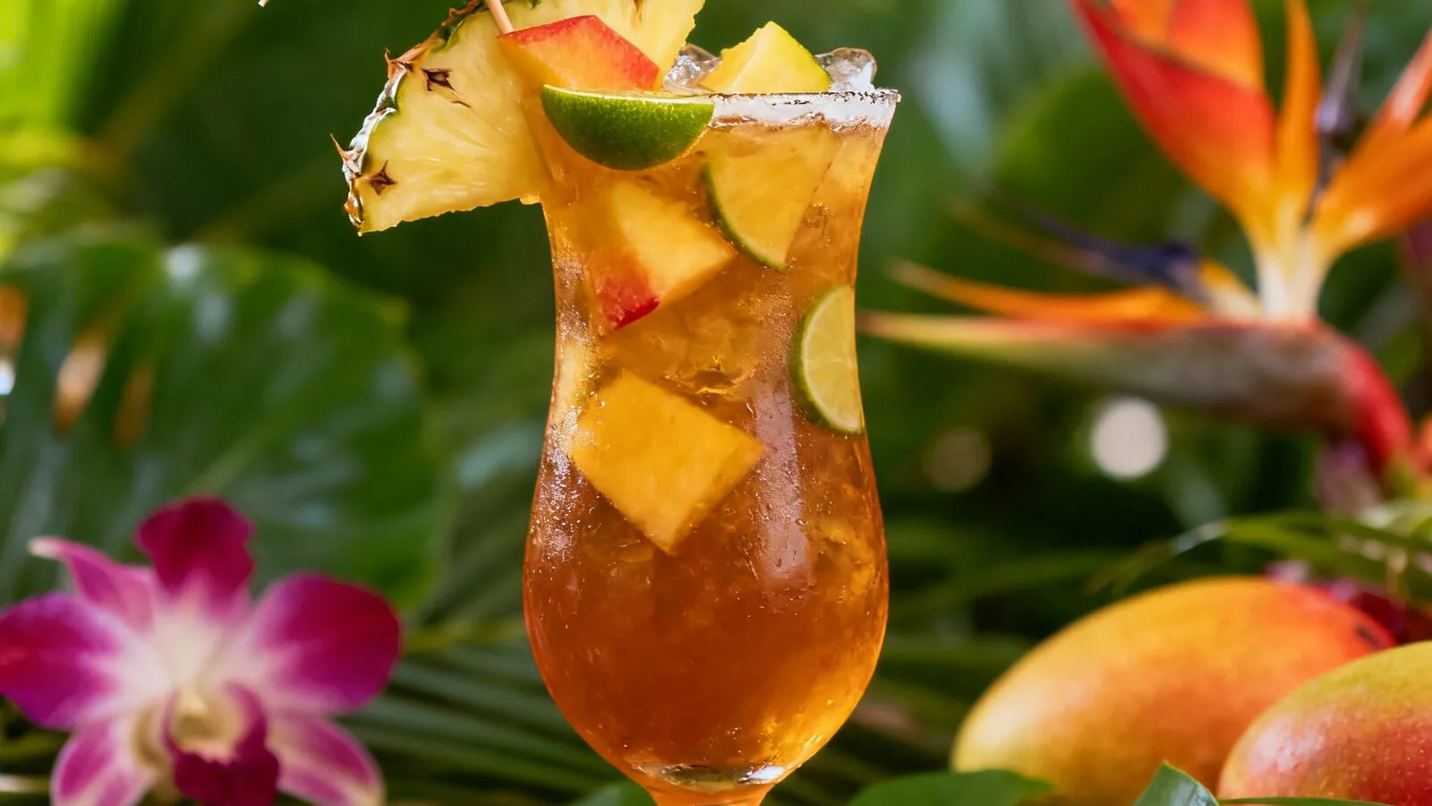 Mai Tai clásico con ron, lima, menta y hielo servido en un entorno tropical