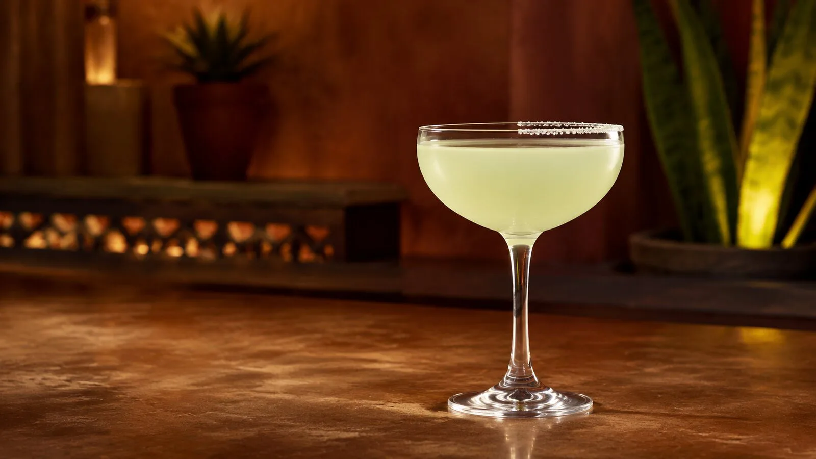 Margarita clásica de tequila y lima con medio borde de sal