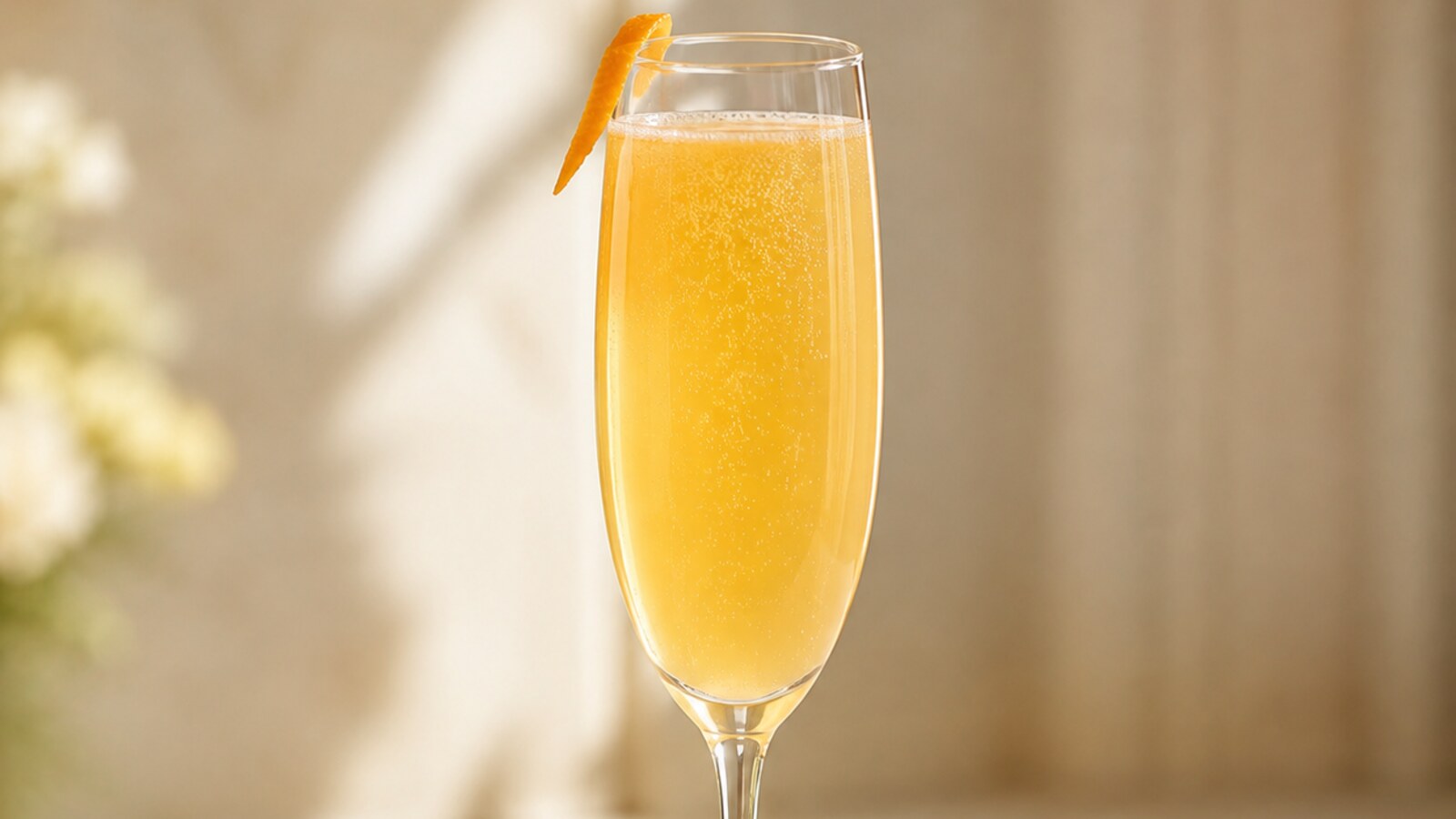 Mimosa de zumo de naranja y Prosecco servida en copa flauta