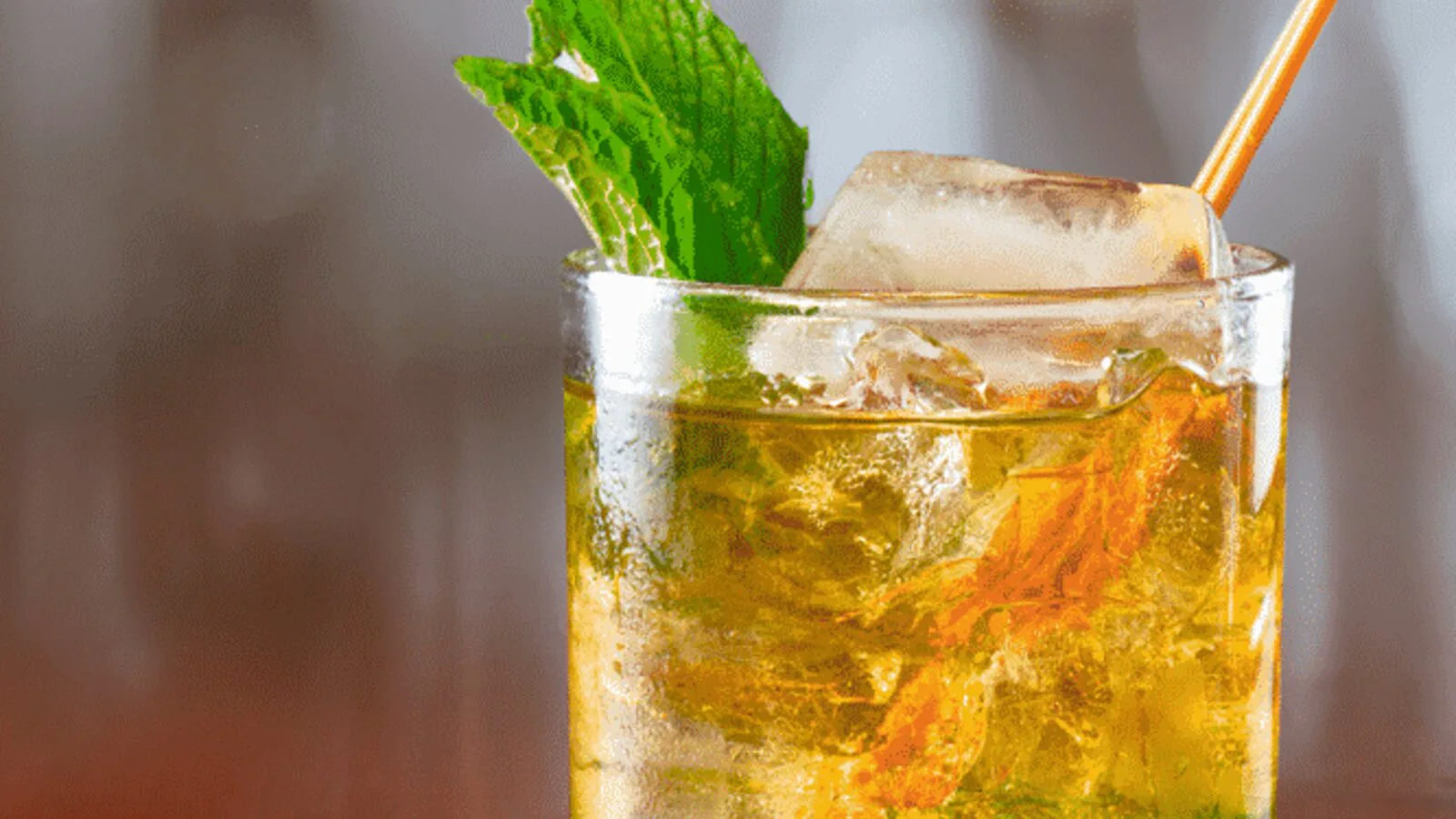 Mint Julep de bourbon, menta y hielo quebrado