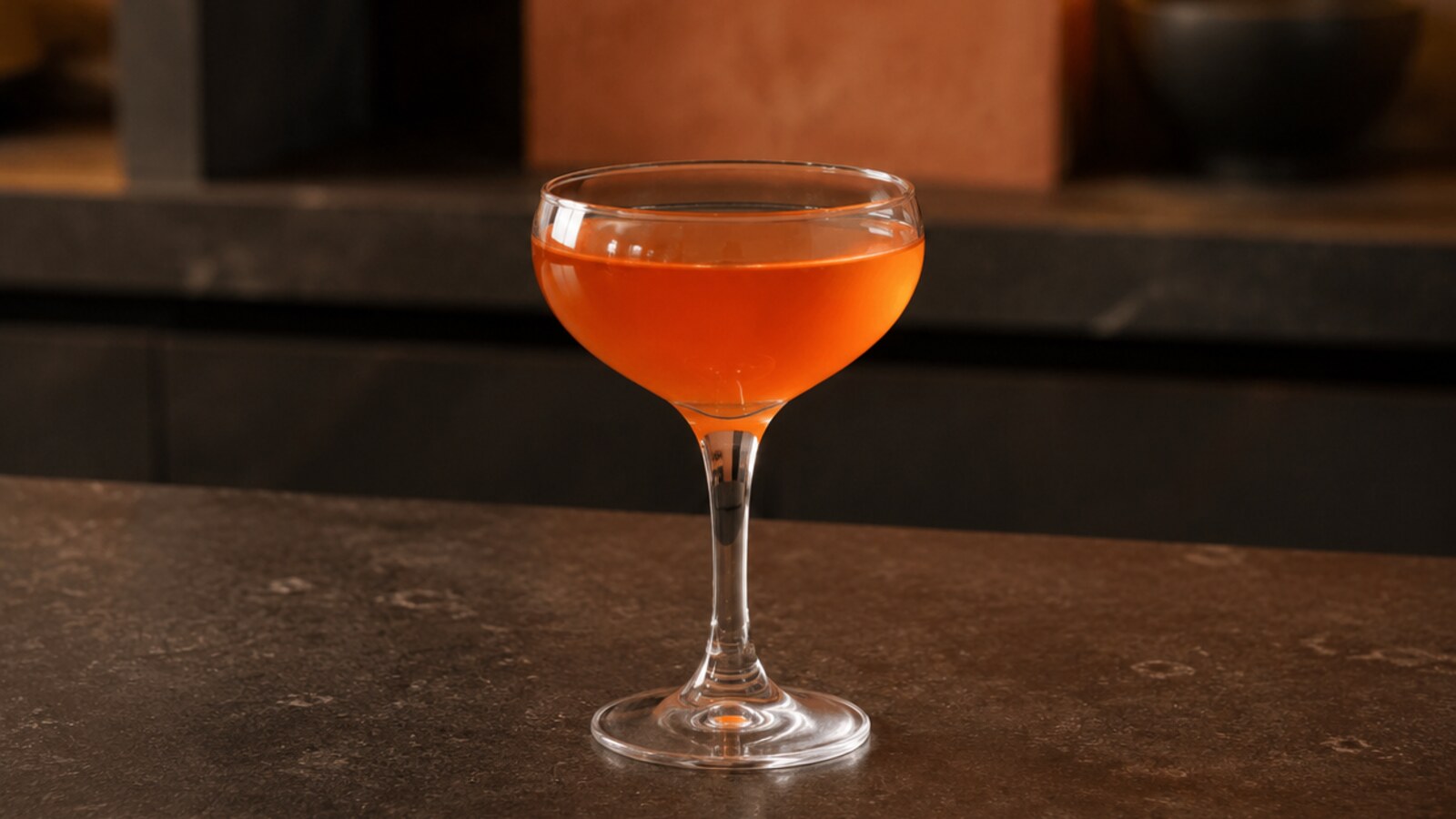 Naked and Famous anaranjado de mezcal, Chartreuse amarilla, Aperol y lima