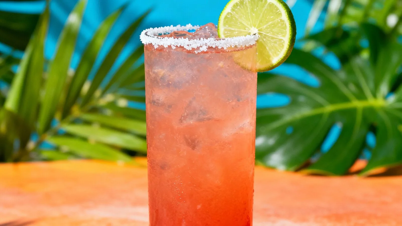 Paloma mexicana de tequila y pomelo rosa servida con hielo y lima