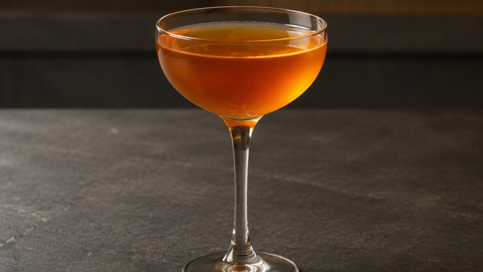 Paper Plane anaranjado de bourbon, Amaro Nonino, Aperol y limón