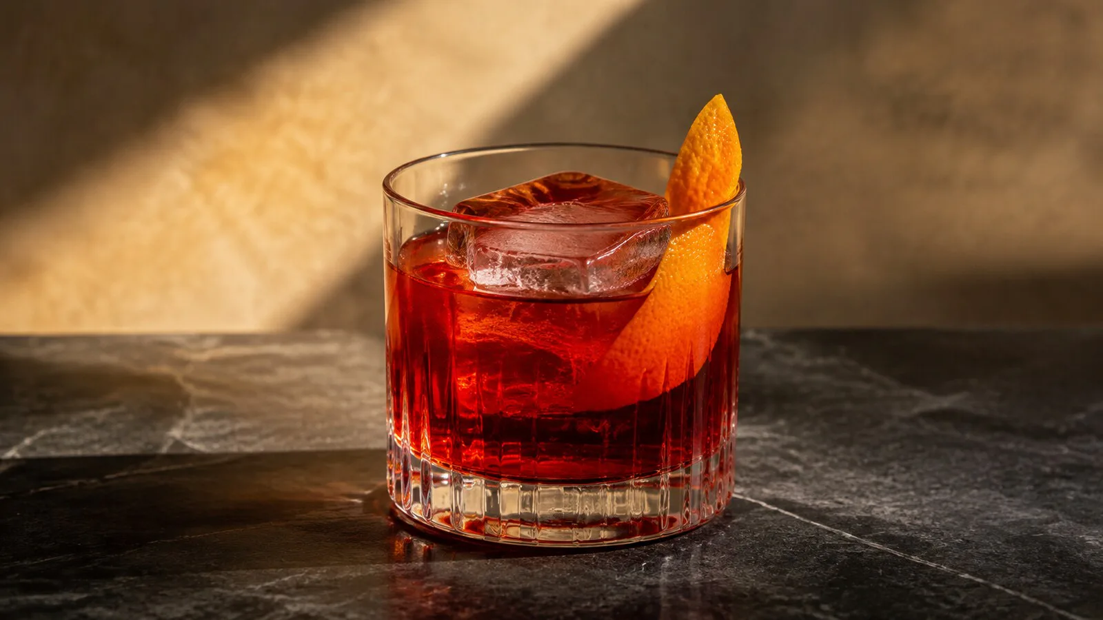 Respetto rubí de grappa, bitter y vermut rosso sobre un cubo grande