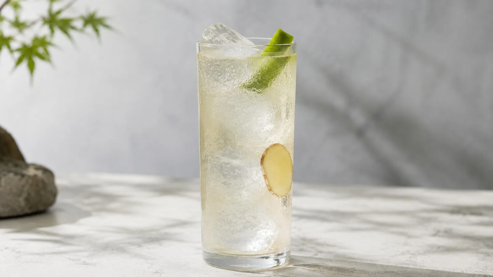 Sake Mule pálido con hielo, lima y burbujas