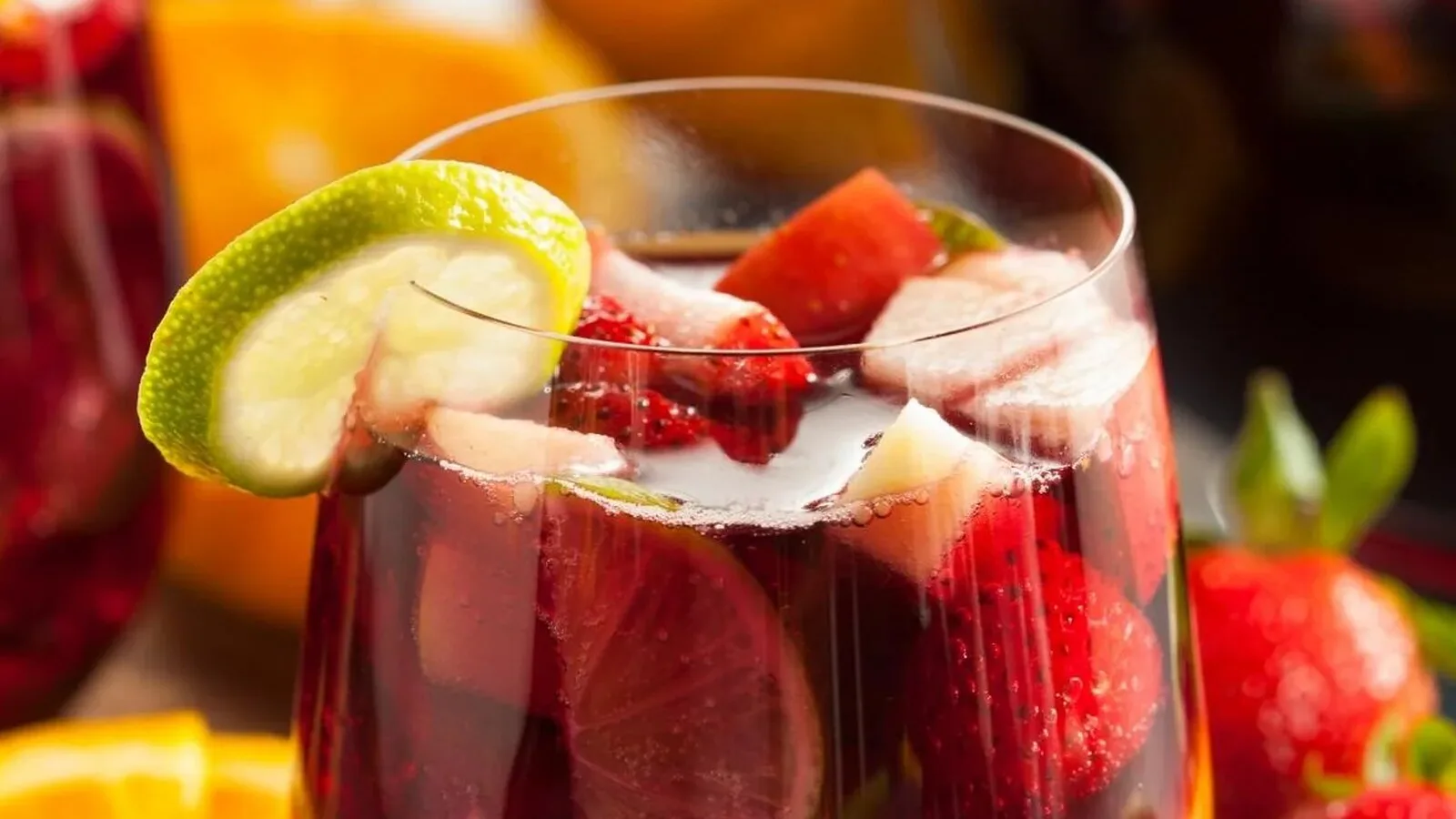 Sangría de vino tinto con naranja, fruta y hielo