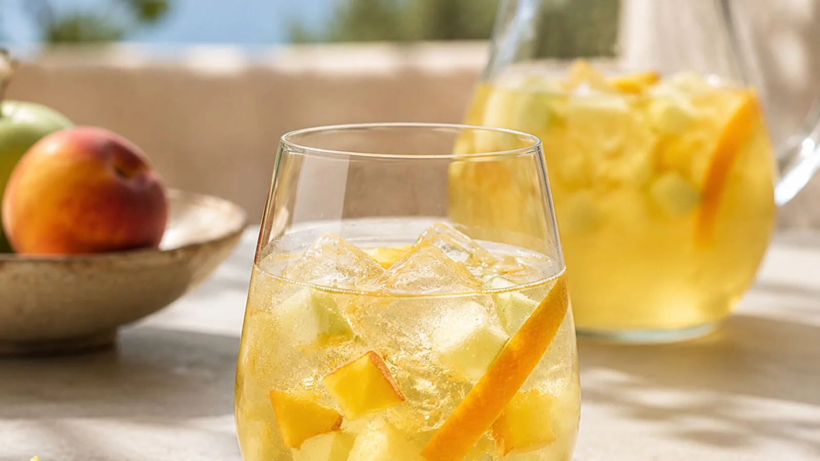 Sangría blanca con vino, melocotón, manzana y cítricos