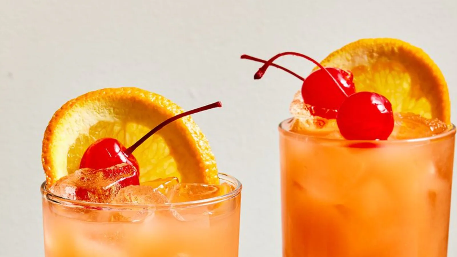 Sex on the Beach de naranja, arándano y melocotón con hielo