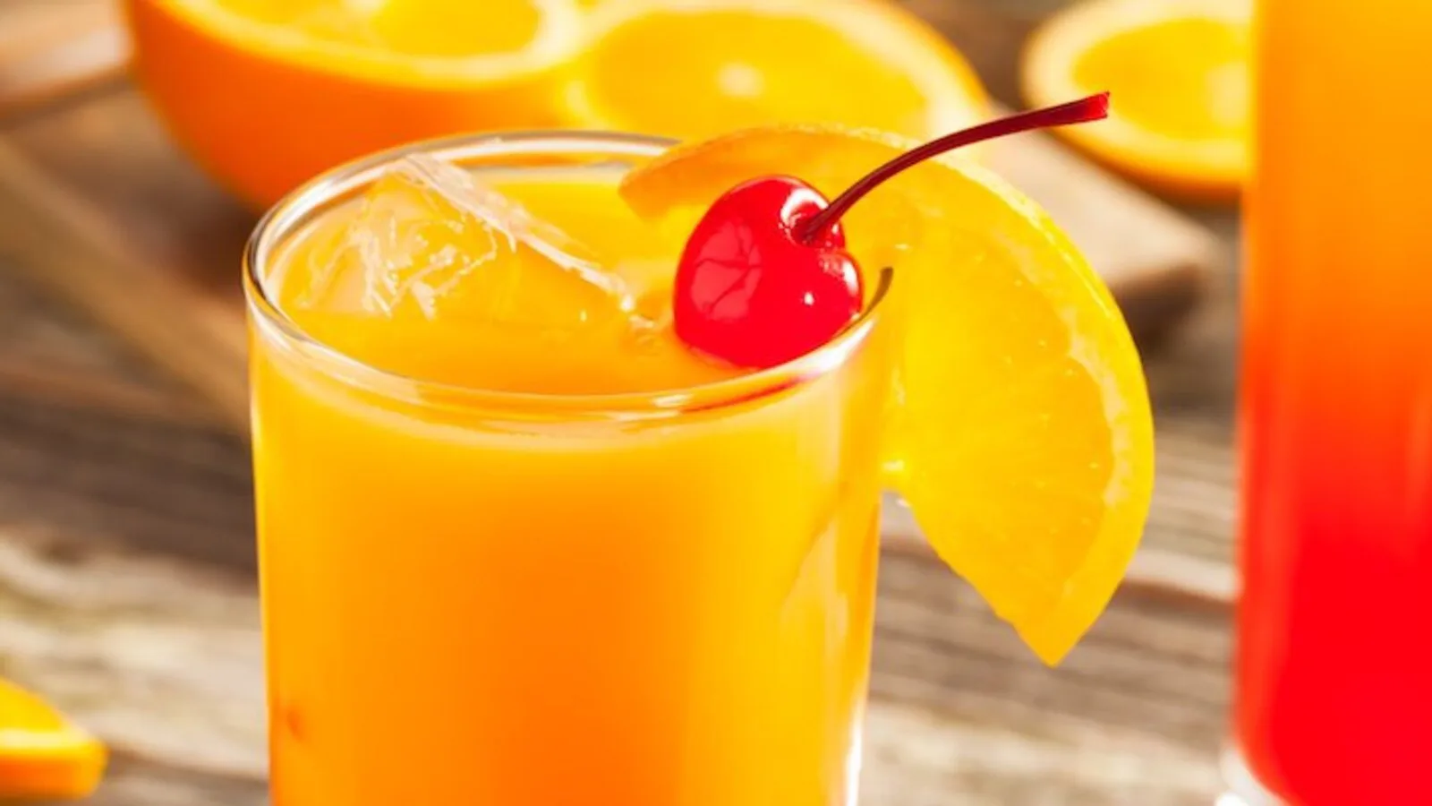 Tequila Sunrise con degradado rojo y naranja sobre hielo