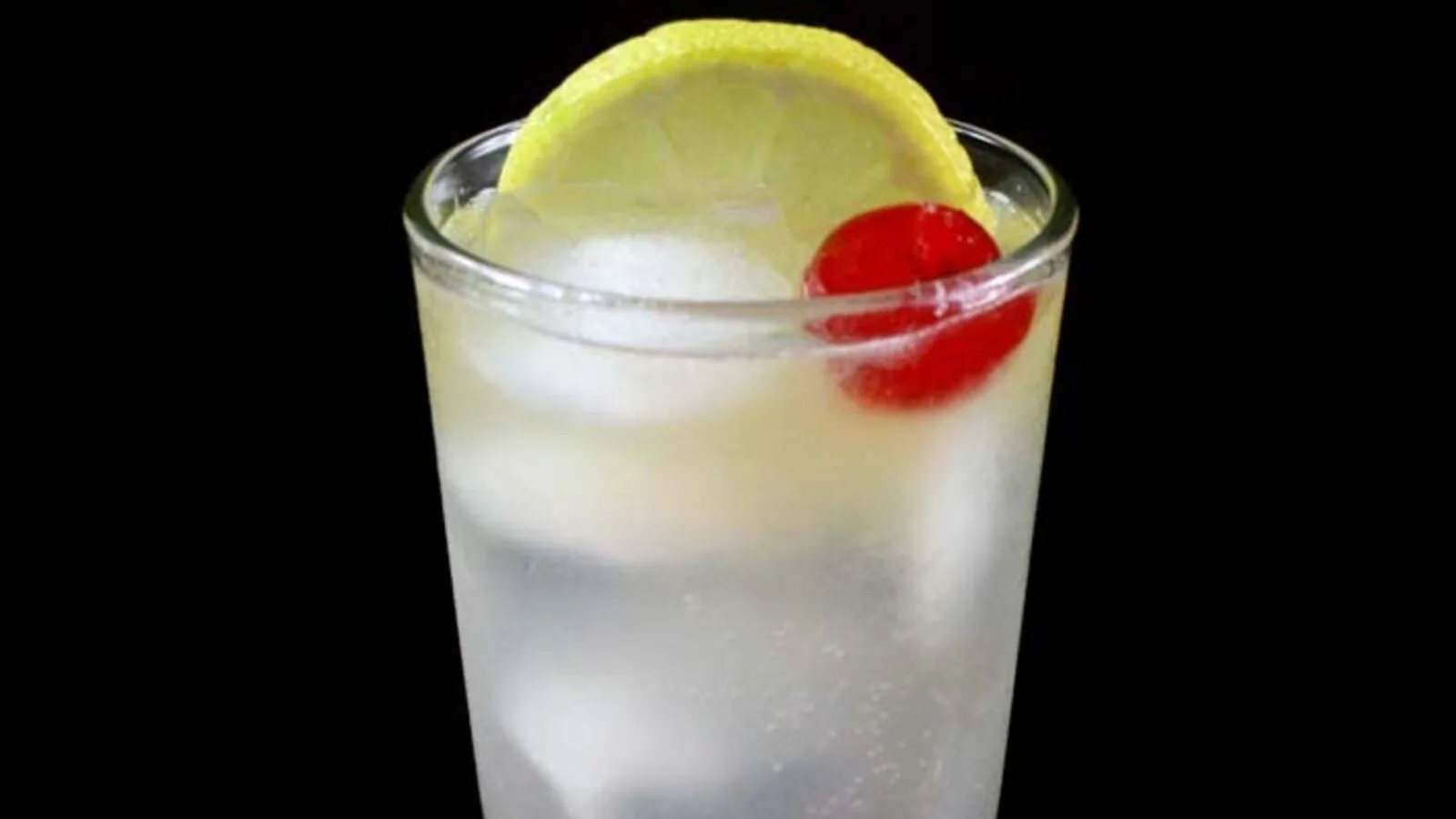 Tom Collins de ginebra, limón y soda en vaso alto