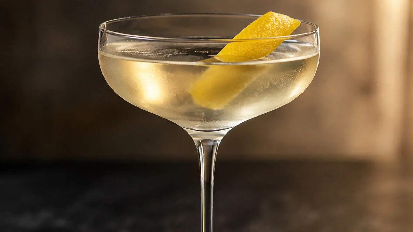 Vesper transparente de ginebra, vodka y Lillet Blanc con piel de limón