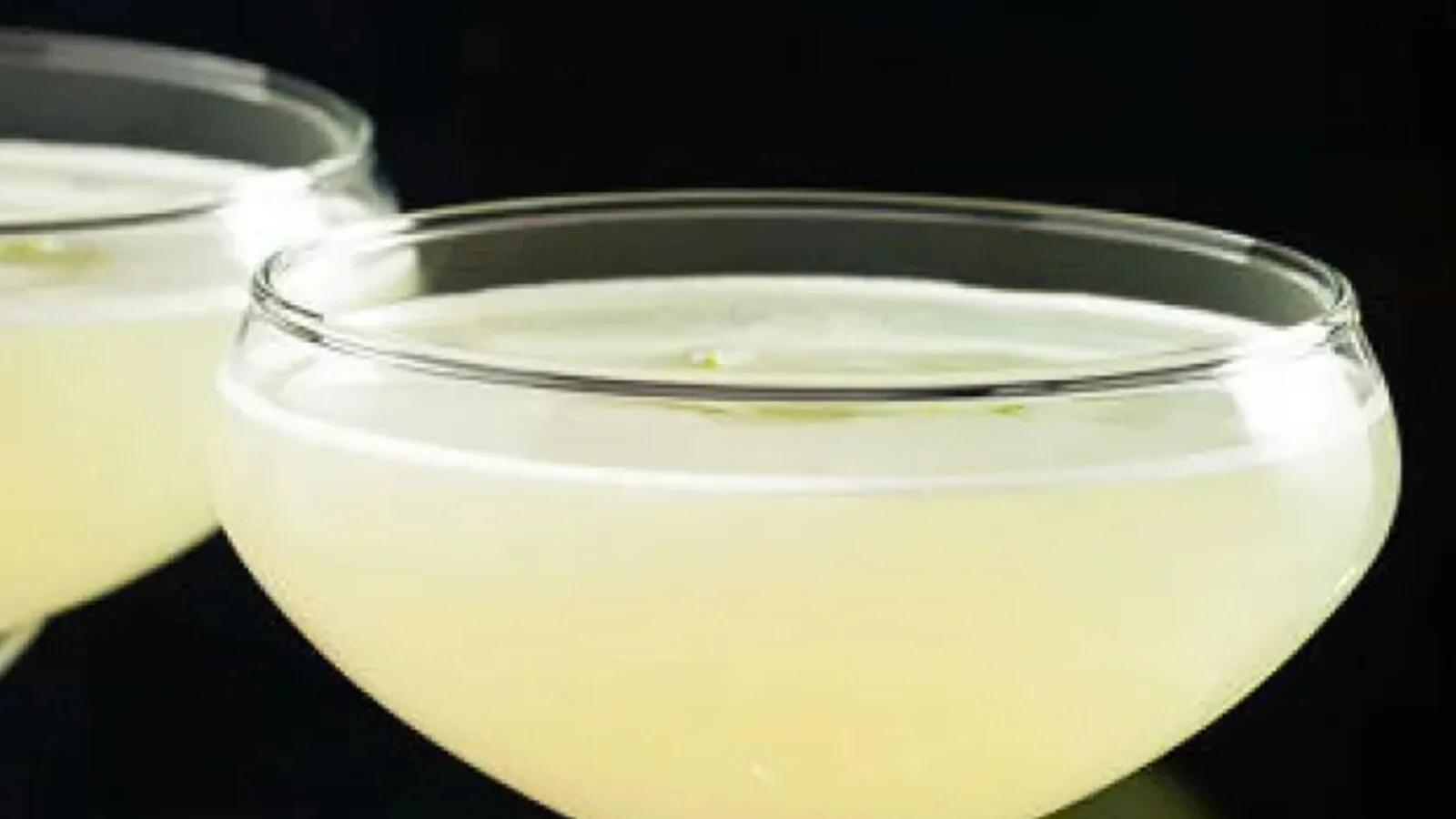 White Lady de ginebra, naranja y limón servida muy fría