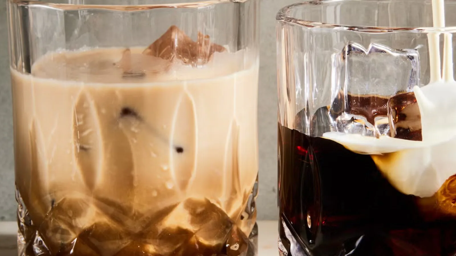 White Russian con vodka, licor de café, nata y hielo