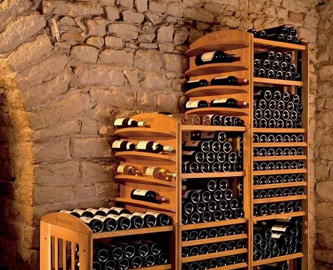 Botellas de vino guardadas en una bodega doméstica fresca, oscura y estable