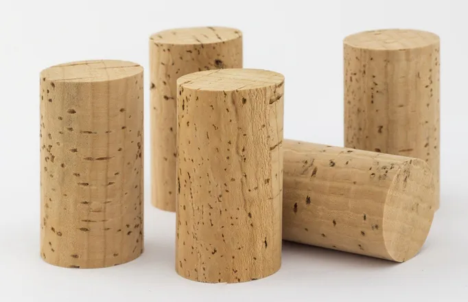 Tapón de corcho natural utilizado en botellas de vino