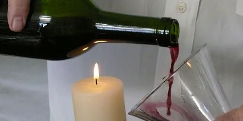 Servicio de vino decantado en mesa con copa y decantador