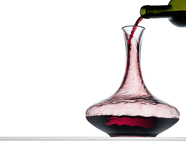 Vino joven vertido en un decantador para favorecer la oxigenación