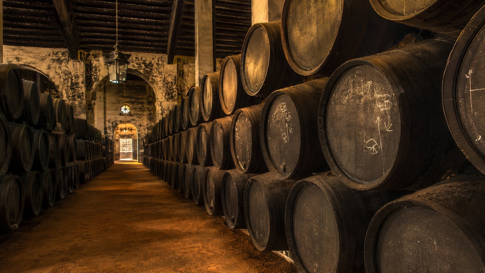 Botas de crianza en una bodega andaluza de vinos generosos