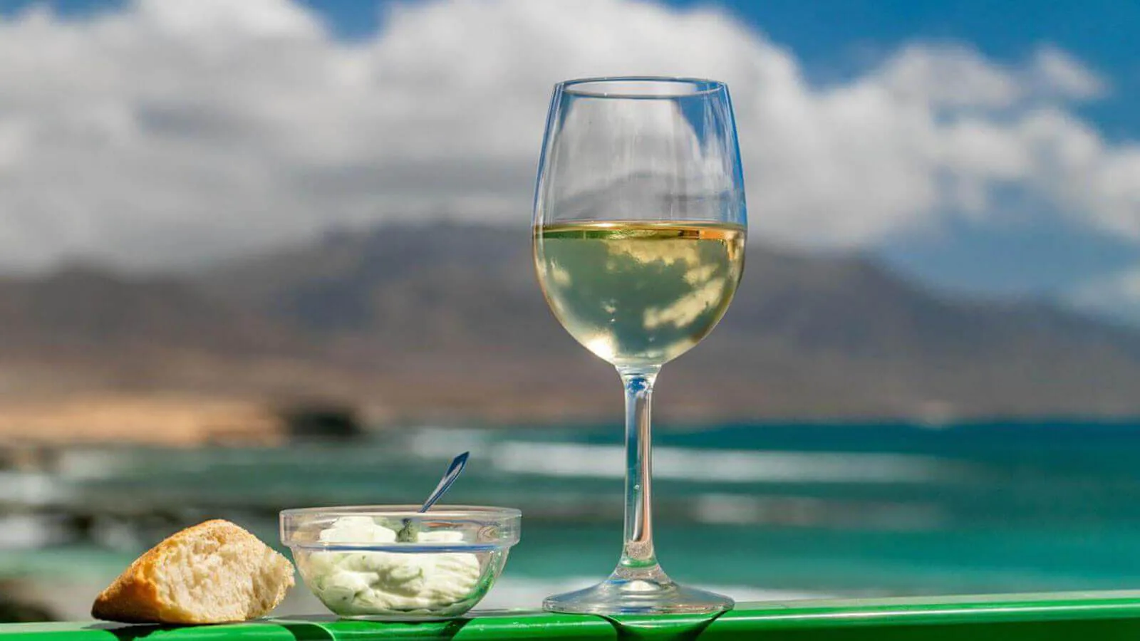 Copa de vino blanco elaborado con Marmajuelo
