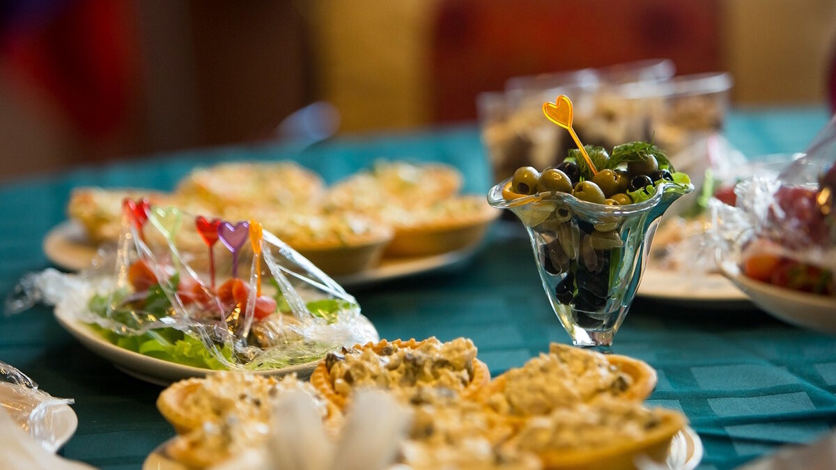 Varias mesas familiares que muestran diferentes maneras de compartir alimentos