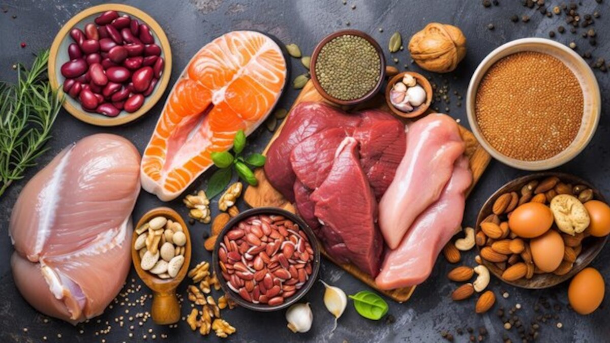 Fuentes variadas de proteína animal y vegetal organizadas sobre una mesa