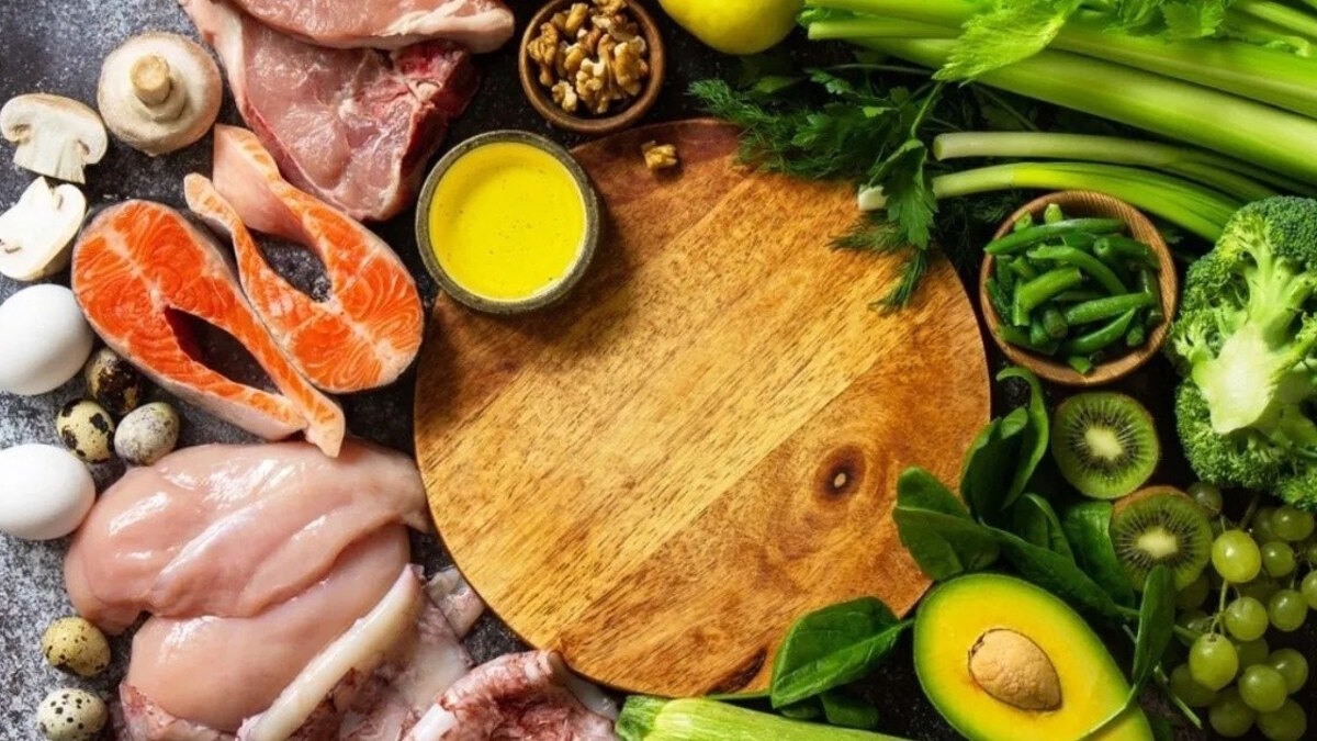 Plato cotidiano con verduras, legumbres, cereal y otros alimentos variados