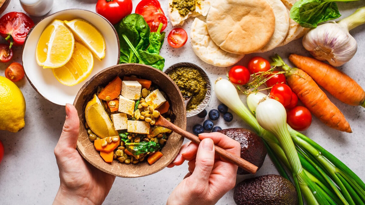 Variedad de legumbres, verduras, cereales, frutos secos, huevos y otros alimentos para distintos patrones