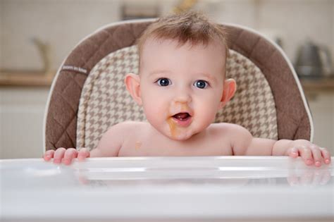 Familia adaptando la comida a las necesidades de un niño
