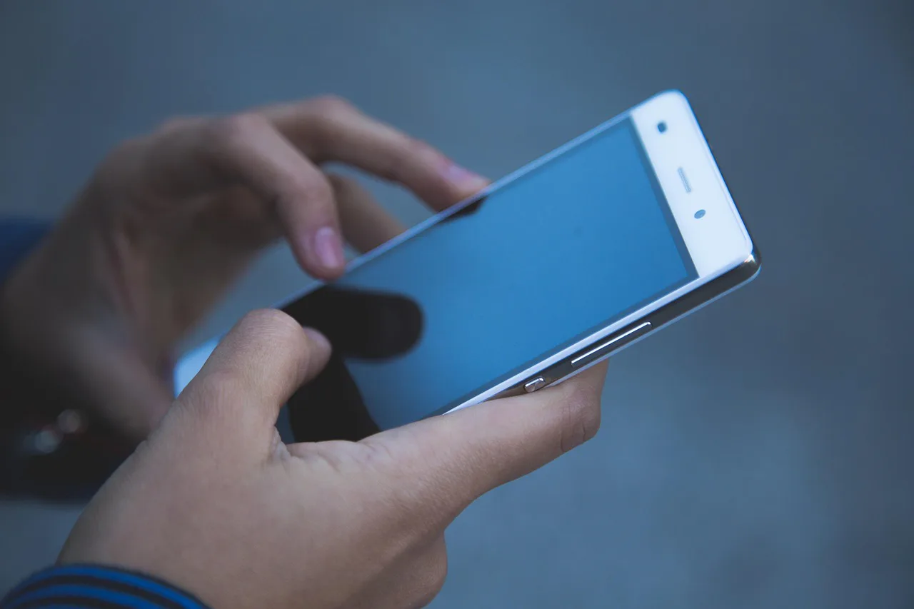 Teléfono móvil utilizado en un contexto de comunicación digital