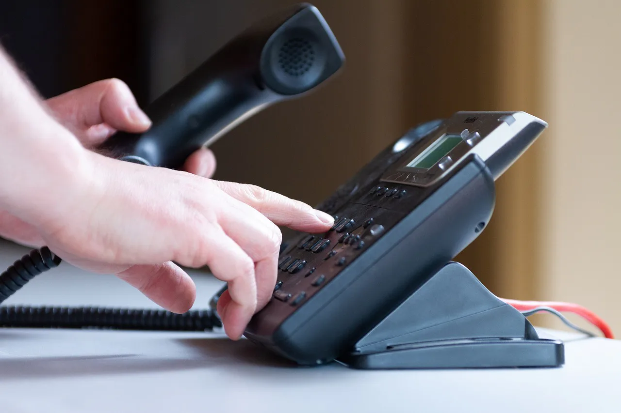 Persona utilizando un teléfono móvil