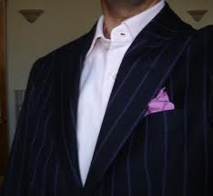 Traje sin corbata