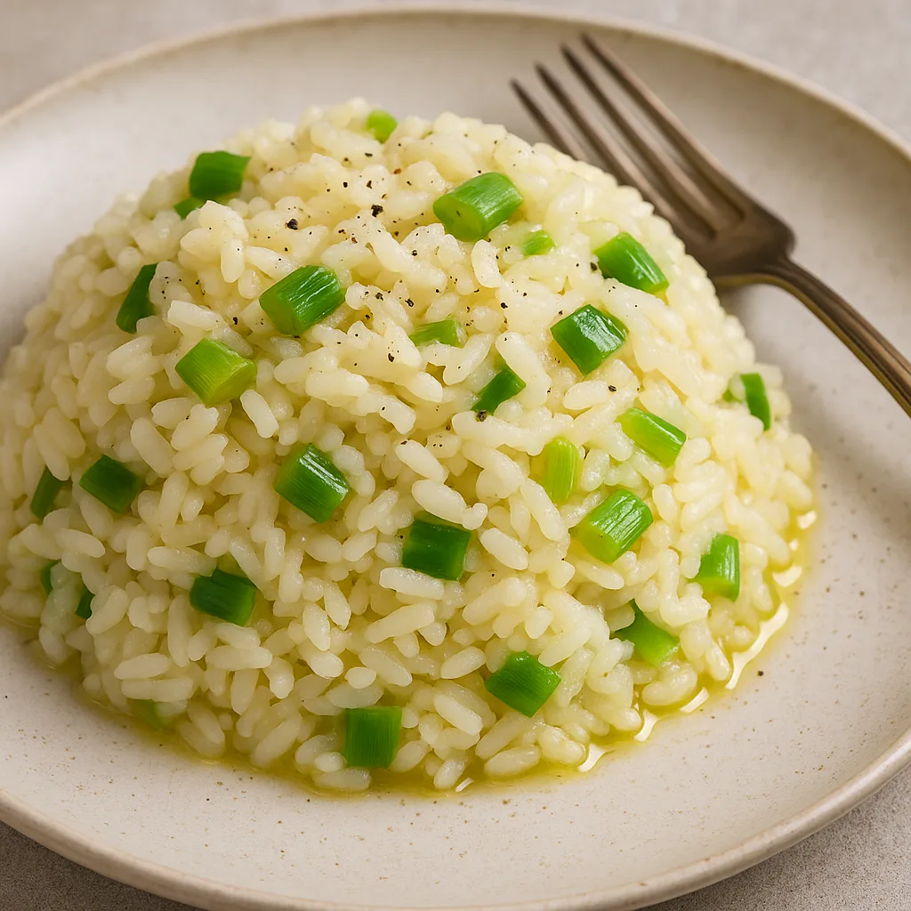 Arroz con ajos tiernos recién cocinado