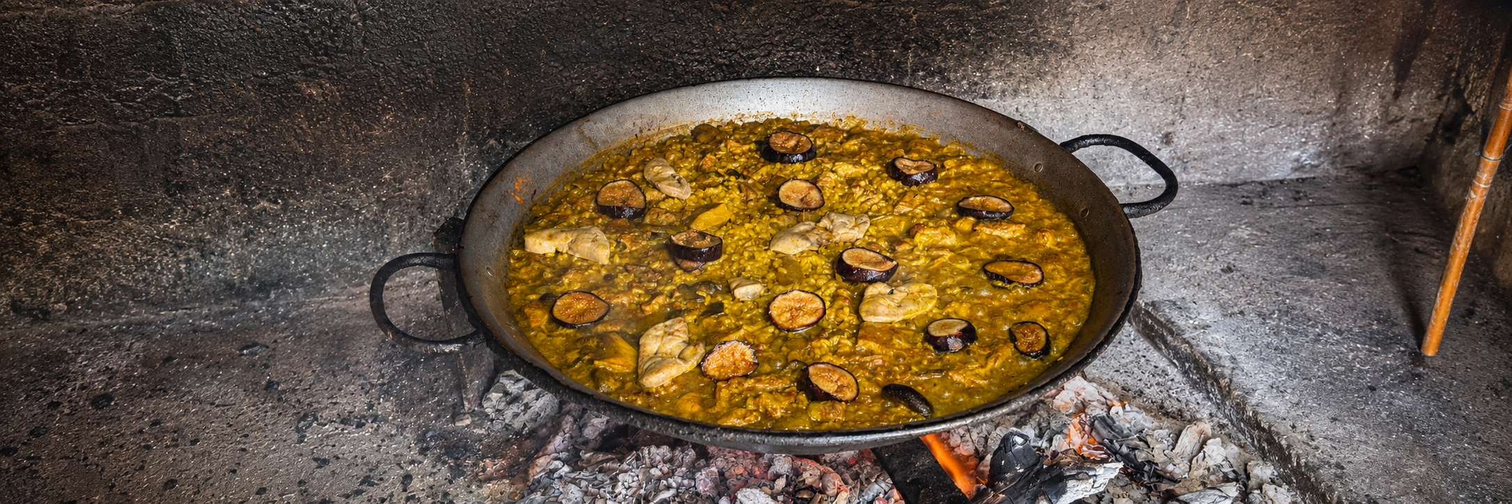 Arroz seco de presa ibérica, foie, boletus e higos servido en paella