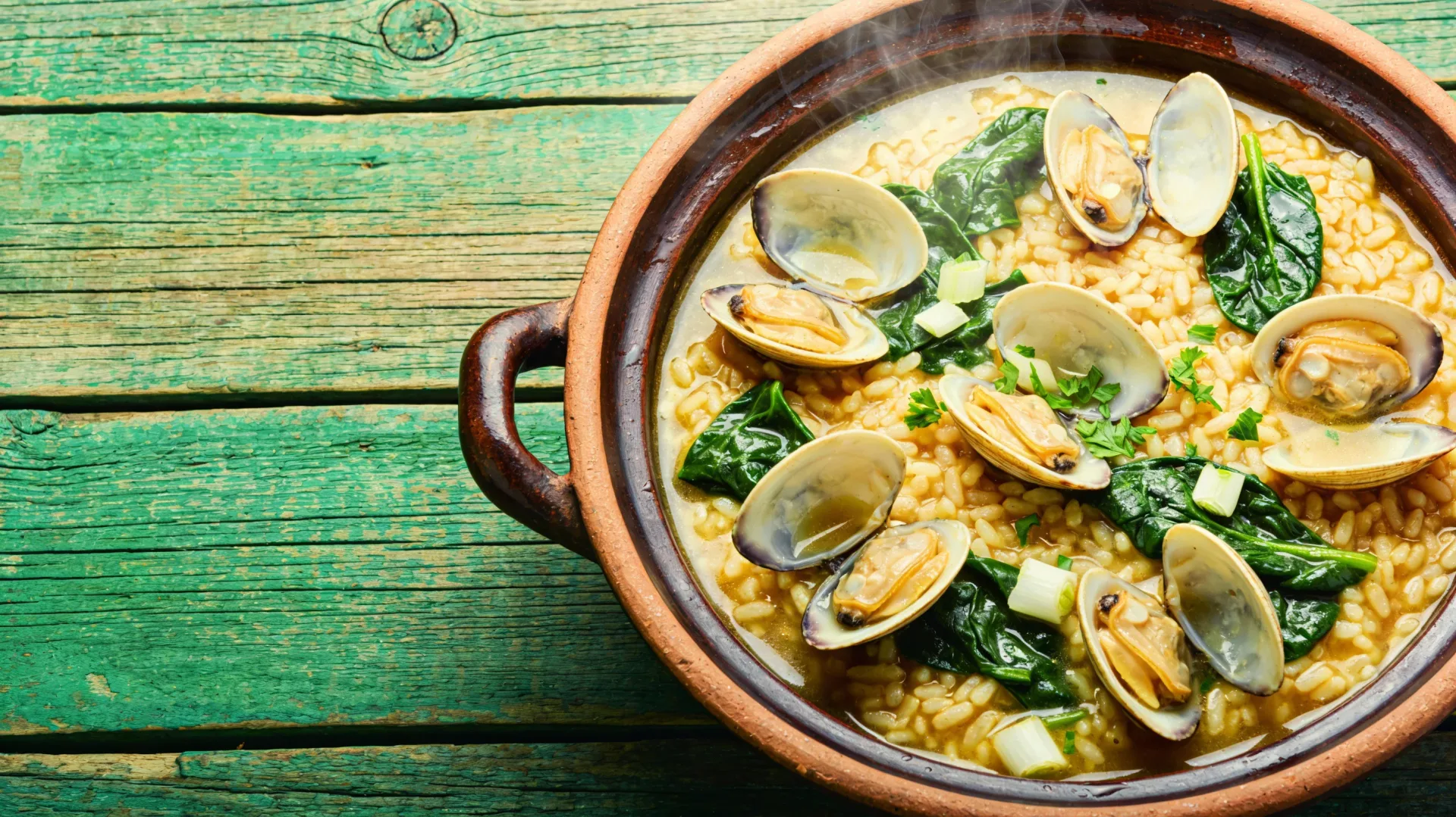 Arroz caldoso con almejas y espinacas