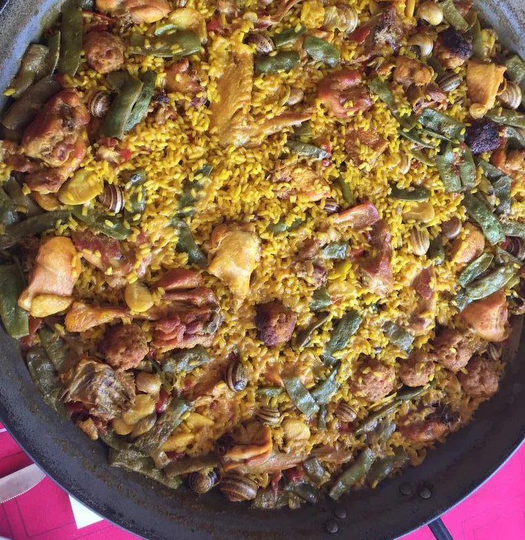 Paella valenciana preparada para servir